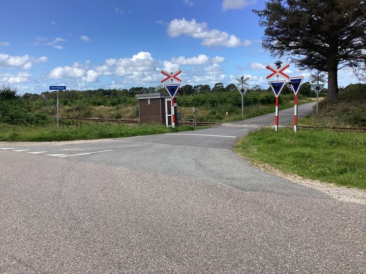 Varde Kommune skærper fokus på de ubevogtede jernbaneoverkørsler som denne på Over Fiddevej ved Henne Stationsby.