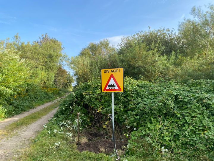 I dag er opsætningen af disse midlertidige skilte ved jernbaneoverkørsler uden bom i Varde Kommune begyndt.