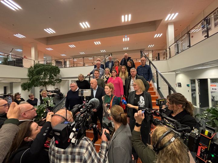 De 25 pladser i Varde Kommunes nye byråd er nu fordelt. På billedet ses flere af de nye byrådsmedlemmer efter valgnattens forhandlinger.