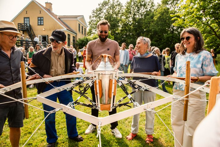 Art Matter Local sættes i gang med en åbningsfest den 17. september, hvor blandt andet performancen ’Fællesshakeren – Cocktail in Arms’ af Jesper Aabille fremføres. Foto: Zuhal Kocan