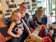 Maiken Brix Skoven og hendes to børn er blandt de familier, som har fået mulighed for at afhente gratis mad gennem Blå Kors' tilbud om inflationshjælp. Foto: Blå Kors.