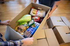 I Familienetværket kan familierne hente kasser med mad og husholdningsartikler.