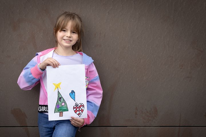 Syvårige Nadia kommer i Familienetværket i Skjern, og er en af dem, som har tegnet et julemotiv til årets julemærker.