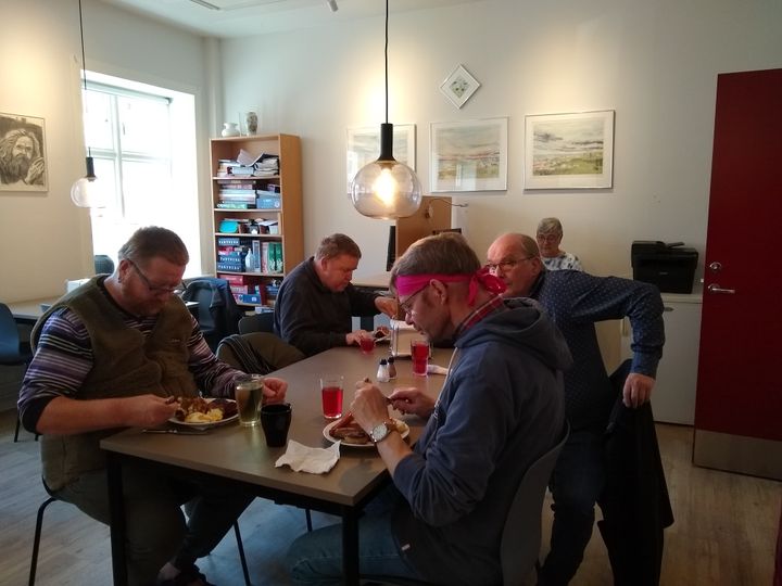 Gæster på Den Sociale Blå Café i Hjørring kan få et gratis måltid to gange i måneden. Foto: Den Blå Sociale Café