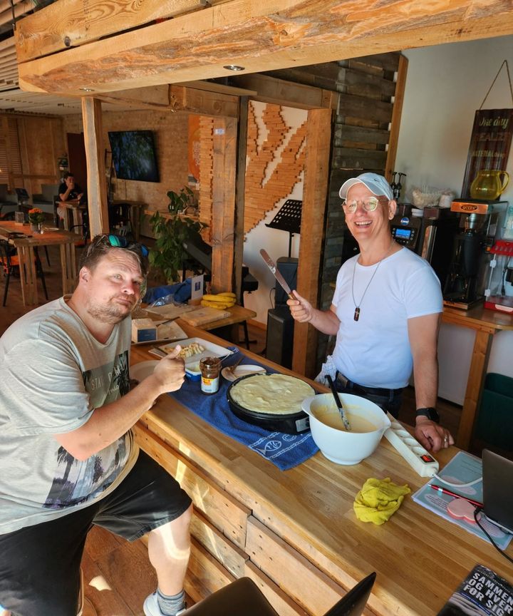 Takket være inflationshjælpen er der gratis morgenmad på værestedet Café Nærværket, og ved særlige lejligheder laver Ulrik Siegumfeldt, leder af Café Nærværket, pandekager til brugerne. Foto: Café Nærværket
