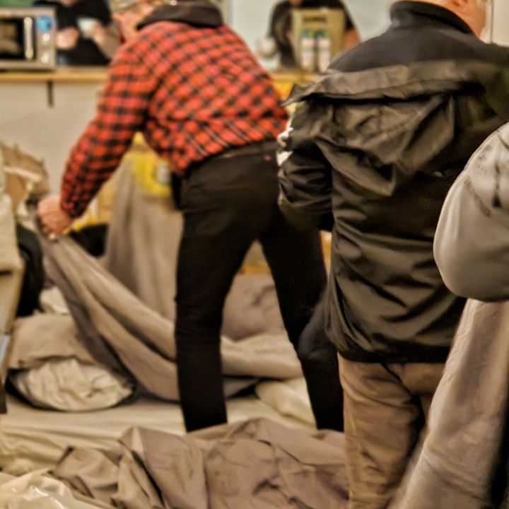 Gadens folk reder seng og gør sig klar til en tryg nat på Graces vinterherberg i København. Foto: Grace København