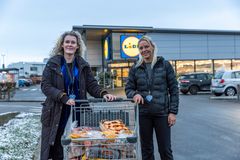 Flere steder i landet henter frivillige fra Blå Kors overskudsmad i Lidls butikker lillejuleaften. Foto: Lidl.