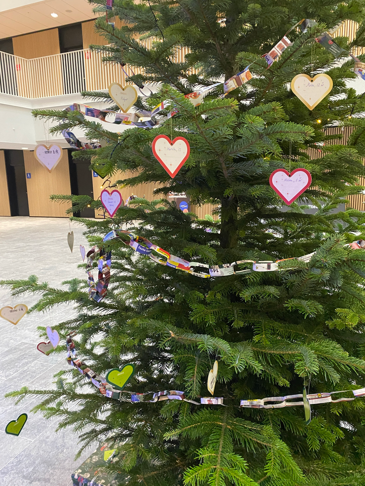 På de små hjerteformede kort, der i december hang på Lidls hovedkontor, står navne og ønsker på børn fra Barnets Blå Hus, som er Blå Kors' tilbud til børn fra familier med misbrugsproblemer.