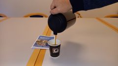 Der er altid gratis kaffe på kanden og mulighed for en snak på Den Blå Svale i Tønder.