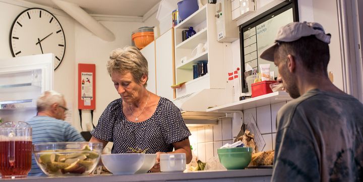 På Hjerterummet i Aalborg går inflationshjælpen blandt andet til varme, gratis måltider til værestedets brugere. Foto: Blå Kors Danmark