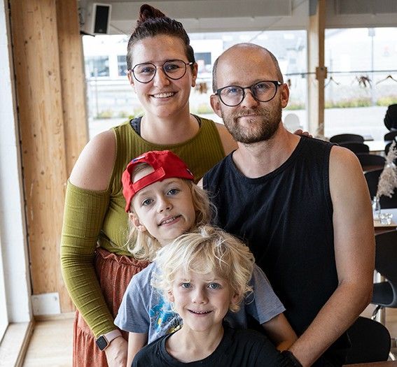Kristina Dall og hendes familie kommer jævnligt i Familienetværket Haderslev, hvor de  blandt andet deltager i fællesspisning. Foto: Jacob Jensen.