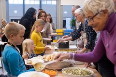 I Familienetværket kan børn og voksne bl.a. deltage i fællesspisninger og hygge. Foto: Jens Peter Engedal.