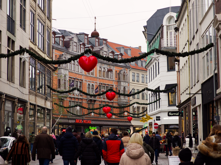 Igen i år har mange familier søgt om julehjælp. Takket være donationer kan Blå Kors uddele julehjæp til rekordmange. Foto: Unsplash.