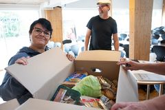 Over hele landet har familier og enlige, der er økonomisk pressede, hentet kasser med fødevarer og husholdningsartikler i flere af Blå Kors' tilbud. Foto: Jakob Jensen.