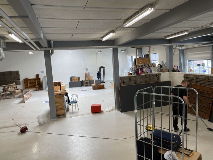 Der er gang i den helt store renovering af Blå Kors Genbrug på Paludan-Müllers Vej i Aarhus, og butikken er derfor lukket de næste uger. Foto: Blå Kors Danmark