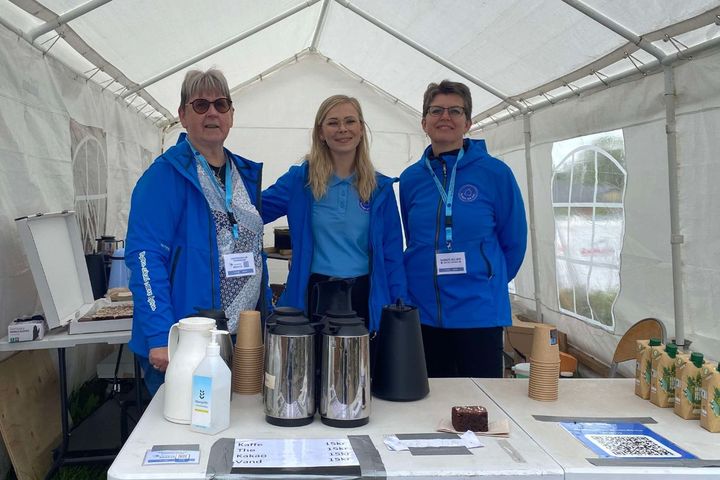 Frivillige samlede over 80.000 kr. ind til Barnets Blå Hus Vesthimmerland gennem kaffe- og kagesalg til blomsterudstillingen “Naturens Stemme - Forfald” i Aars. Foto: Blå Kors Danmark
