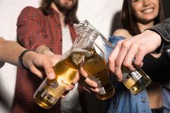 Vent med alkohol til, man fylder 18 år, lyder det fra hver fjerde dansker i ny meningsmåling. Foto: Pixabay.