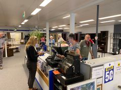 De næste par uger er der udsalg i Blå Kors’ møbelbutik på Sæbygaardvej i Sæby. Butikken på Gl. Aalborgvej med tøj og interiør fortsætter som vanligt. Foto: Blå Kors.