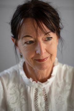Iben Krogsdal (født 1967) er forfatter, skribent og salmedigter, og hun har skrevet teksten til Jeg kan se en fremtid dybt i dine øjne. Foto: Pressefoto