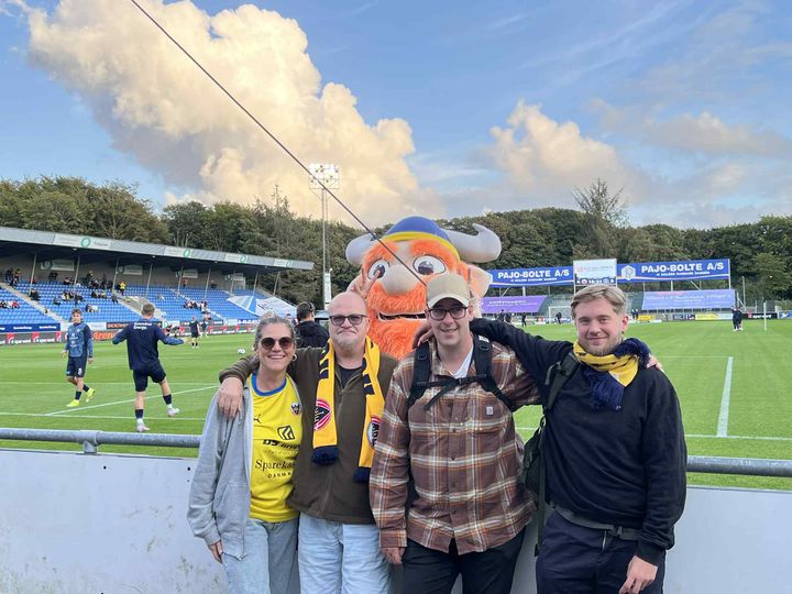 For beboerne på Blå Kors Rold Skov er fribilletterne en mulighed for at dele store oplevelser sammen på stadion. Foto: Blå Kors.