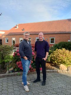 Anders Stagis (t.v.) og Jens Damsbo Kjærsgaard (t.h.) fra hhv. Blå Kors' varmestue og pensionat i Herning håber, at flere har lyst til at deltage i valgdebatten den 4. november. Foto: Blå Kors.