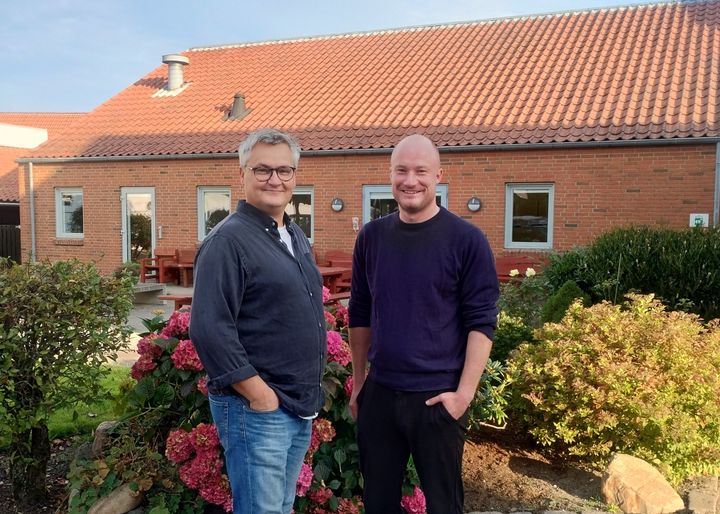 Anders Stagis (t.v.) og Jens Damsbo Kjærsgaard (t.h.) fra hhv. Blå Kors' varmestue og pensionat i Herning håber, at flere har lyst til at deltage i valgdebatten den 4. november. Foto: Blå Kors.