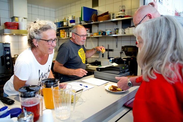 Den Blå Sociale Café i Hjørring har 30-års jubilæum, og det fejres med kage, kaffe og musikalske indslag den 1. oktober på caféen. Foto: Blå Kors Danmark