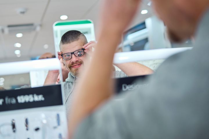 Det er første gang, at Louis Nielsen på landsdækkende plan åbner sine butikker efter lukketid for udsatte danskere, der er tilknyttet Blå Kors Danmark. Foto: Mikkel Berg Pedersen