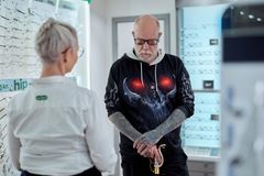 En af dem, der fik nye briller sidste gang, er Ole, som her prøver briller i Louis Nielsen-butikken i Aabenraa. Foto: Mikkel Berg Pedersen