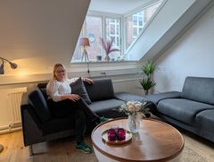 Projektleder Sanne Kjellow glæder sig til at tage imod de unge, der træder ind ad døren til Blå Kors' nye ungetilbud Udsigten i Aarhus. Foto: Blå Kors.