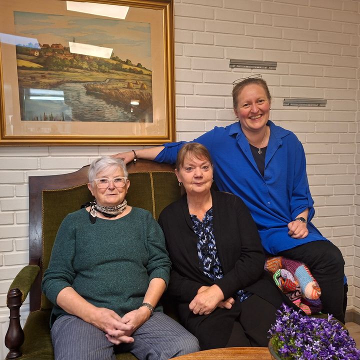 Fra venstre ses Lissi Meder, formand i Bedre Psykiatri Skive sammen med Birgitte, lokalformand i Sind Skive, og Lenette Schultz Nielsen, leder af værestedet Den Blå Viol.