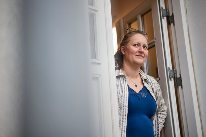 Lenette Schultz Nielsen (m.f.) ser frem til gode snakke med politikerne, når Den Blå Sociale Café i Hjørring inviterer til valgarrangement. Foto: Mikkel Berg Pedersen.