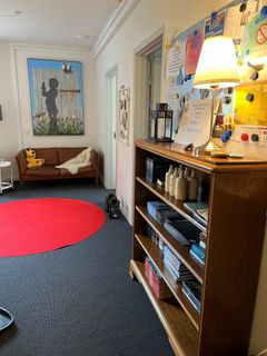 I Barnets Blå Hus står to terapeuter og mange gode frivillige klar til at lytte, forstå og hjælpe i trygge og rolige omgivelser. Foto: Blå Kors Danmark