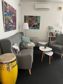 I Barnets Blå Hus står to terapeuter og mange gode frivillige klar til at lytte, forstå og hjælpe i trygge og rolige omgivelser. Foto: Blå Kors Danmark