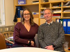 Sheila Mailund Sørensen skal stå i spidsen for det nye tilbud om økonomisk rådgivning. Her ses hun sammen med Verner, der selv har oplevet behovet for hjælp. Foto: Blå Kors.