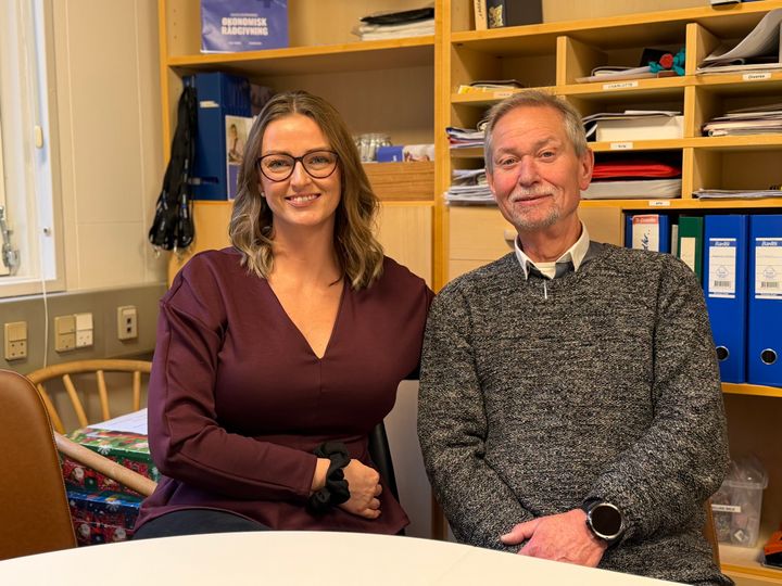 Sheila Mailund Sørensen skal stå i spidsen for det nye tilbud om økonomisk rådgivning. Her ses hun sammen med Verner, der selv har oplevet behovet for hjælp. Foto: Blå Kors.