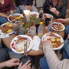 Sidste år blev julemiddagen holdt på Den Blå Viol. I år kan værestedet rykke indenfor på Café Kurs, og maden bliver leveret udefra. Foto: Blå Kors.