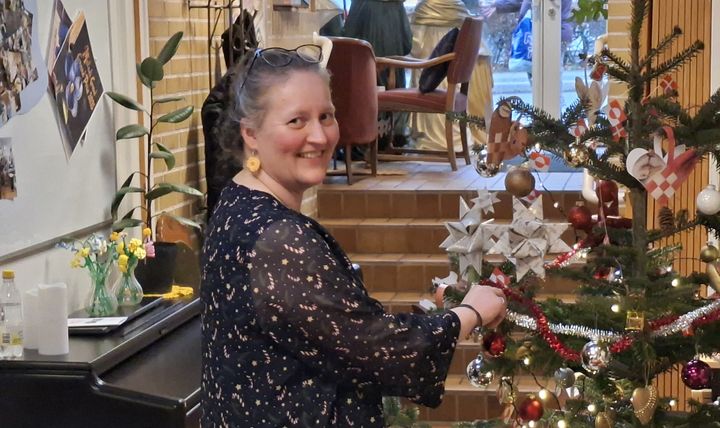 Lenette Schultz Nielsen, som er leder af Blå Kors' værested Den Blå Viol i Skive, glæder sig til at byde en masse lokale gæster på julemiddag. Foto: Blå Kors.