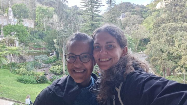 Blå Kors Danmark kan fejre 10-års jubilæum for julelejren i Hillerød, og Johanne Lind Alemu (tv.) og Kirstine Primdahl Lorentsen (th.) har været frivillig alle årene. Foto: Privat