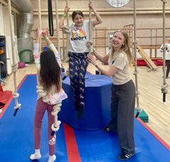 I Blå Kors Stjernestunder får børn og unge gode oplevelser, er med til sjove aktiviteter og bliver en del af et fællesskab med andre børn og frivillige voksne. Foto: Blå Kors Danmark