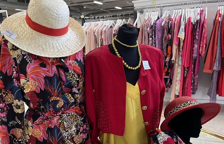 Genbrugsbutikken bugner med tøj og andre gode ting forud for jubilæet. Foto: Blå Kors.