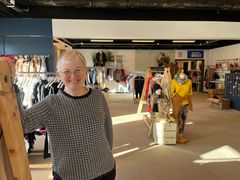 Ninni Eriksen og de andre frivillige i Blå Kors Genbrug i Skagen glæder sig til at tage imod kunderne i de nye lokaler. Foto: Blå Kors.