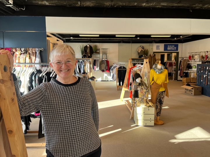 Ninni Eriksen og de andre frivillige i Blå Kors Genbrug i Skagen glæder sig til at tage imod kunderne i de nye lokaler. Foto: Blå Kors.