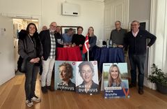 Marie Brixtofte (V), der stiller op i Gentofte-kredsen, og Maria Durhuus (S), kandidat i Hvidovre-kredsen, talte torsdag med beboere og personale på Blå Kors Pensionat i Taastrup om misbrug, hjemløshed og mødet med systemet. Foto: Blå Kors.