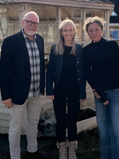 Fra venstre ses kommunikationschef i Blå Kors Danmark, Thomas Røddik Korneliussen, Marie Brixtofte (V) og Maria Durhuus (S).