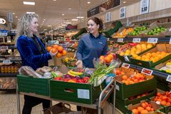 Frivillige fra Blå Kors og medarbejdere fra Lidl samarbejder om at få overskudsmad videre til familier og enlige lokalt.