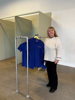Der er brug for flere hænder til at hænge tøj på bøjler, sortere varer og stå ved kassen i den nye butik. Foto: Blå Kors.