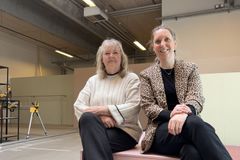 Snart åbner Blå Kors en genbrugsbutik i Anelystparken i Tilst. Inge (t.v.) og Kirsten Marie (t.h.) er hhv. frivillig og funktions- og områdeleder for den nye butik. De håber, at flere har lyst til at være frivillige. Foto: Blå Kors.