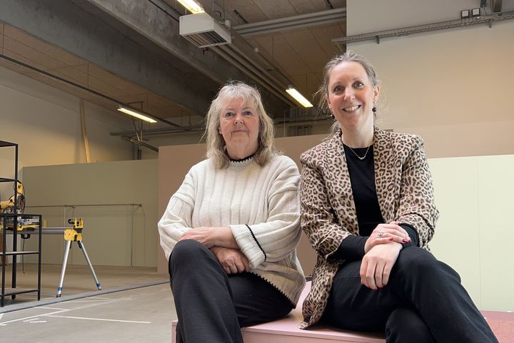 Snart åbner Blå Kors en genbrugsbutik i Anelystparken i Tilst. Inge (t.v.) og Kirsten Marie (t.h.) er hhv. frivillig og funktions- og områdeleder for den nye butik. De håber, at flere har lyst til at være frivillige. Foto: Blå Kors.