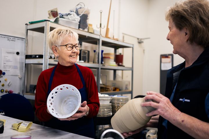 Blå Kors Genbrug i Aalborg fejrer 10-års jubilæum i uge 16 - og det samme gør frivillige Astrid Hjørnet Jensen, der har været med siden butikken åbnede. Foto: Blå Kors Danmark